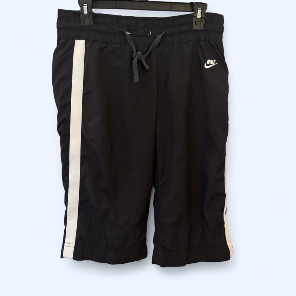 Nike woman’s Black and White Athletic capris